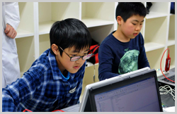 プログラミングを学ぶ子どもたち